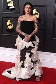 Dua lipa mixed three extremely 2000s trends in one outfit. Zh6q6kj6m278am