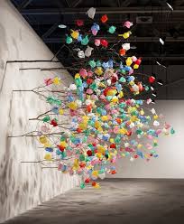 This Tree Full Of Plastic Bags Is One Ginormous Art Installation Art Environnemental Art Contemporain Installation Art Contemporain