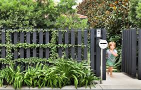 Gambar pagar minimalis setengah lingkaran. 9 Desain Pagar Kayu Minimalis Yang Buat Rumah Jadi Unik