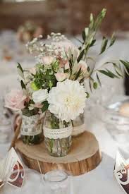 Dans cet article nous vous avons préparé une collection de 20 idées pour le centre de table peu importe où vous allez célébrer votre mariage, à l'extérieur ou à l'intérieur, un centre de table avec des fleurs rendra votre cérémonie belle et bien. Decoration De Mariage Decoration D Eglise Fleur Pour Centre De Table Sur Lyon Marie Petale Marie Petale Marie Pivoine