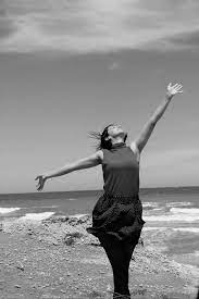 Immagini Belle : spiaggia, mare, acqua, bianco e nero, donna, bianca, onda,  modello, pace, monocromo, vestito, felicità, donne, bellezza, gioia,  armonia, in bianco e nero, servizio fotografico, braccia aperte, fotografia  in bianco