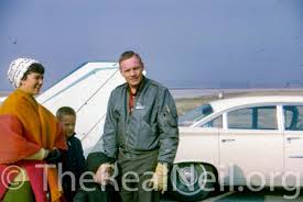 Armstrong, the first man to walk on the moon, was born in wapakoneta, ohio, on august 5, 1930. Armstrong Engel Family Gallery On Twitter Neil Armstrong Wife Janet And Sons Say Goodbye To Grandparents At Airport Before Flying Home In Neil S Personal Airplane 1966 Therealneil Pilot Armstrongengelfamilygallery Astronaut Firstman Tbt