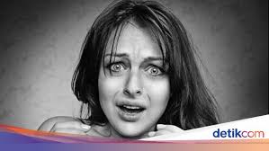 Tahap terakhir membuat makeup eyeshadow hitam putih. Merasa Melihat Hantu Mungkin Gangguan Ini Penyebabnya