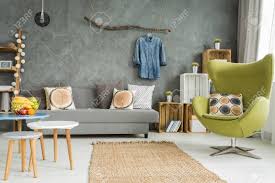 Das ist auch eine tolle geschenkidee. Gemutliches Wohnzimmer In Grau Mit Sofa Bequemem Sessel Und Kreativen Hausdekorationen Lizenzfreie Fotos Bilder Und Stock Fotografie Image 59455455