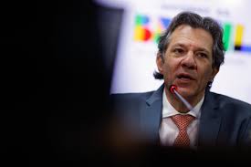 O ministro da Fazenda, Fernando Haddad, fala em entrevista, e, em imagem menor, o ex-banqueiro Daniel Vorcaro, em momento anterior à crise do Banco Master.