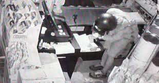 Terharu semua nak bantu dan pohon doakan ye ada 10 cawangan. Kedai Serbaneka Ebit Lew Dipecah Masuk