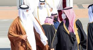 وأظهر ولي العهد السعودي الأمير محمد بن سلمان، رئيس القمة، حرصه الكبير على لُحمة البيت الخليجي، مبدياً ترحيباً خاصاً بالضيوف منذ وصولهم إلى مطار العلا، لتعطي انطباعاً على إغلاق الصفحة الماضية. 4ecy8mheaag51m