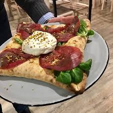 La pizza col bordo ripieno è frutto di una rivisitazione della classica pizza col bordo ripieno di ricotta stile napoletano, grazie alla mia fantasia ho voluto rivisitarla e la pizza con il bordo ripieno proposta dal pizzaiolo michele digiglio la puoi scegliere come vuoi in base ai gusti più esigenti di ogni cliente ad. Pizza Con Bordo Ripieno Di Ricotta E Pistacchio Con Sopra Bresaola E L Altra Con Salmone Affumic Picture Of Granatelli Pizza E Cucina Palermo Tripadvisor