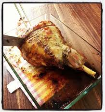 Gigot D Agneau Roti En Basse Temperature Sauce A La Menthe Anglaise Menu De Paques Gigot Agneau Recettes De Cuisine Roti D Agneau