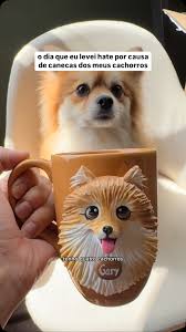 O caso das canecas com cara de doguinhos 😂, Essas obras de arte são da  @patriciavivartbiscuit e agora ela tá dando CURSO pra você aprender a fazer  também!! Eu quero 🥹(ou PRECISO?! 👀), ., ., ., ., ., ...