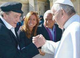 El ex secretario de medios, enrique pepe albistur (64 años) decidió apostar nuevamente al amor y se casó con la contadora victoria tolosa paz (37), hija del astrólogo y ganador siete veces de la lotería, juan honorio tolosa paz. Victoria Tolosa Paz Cuestionada Por Su Propio Padre Me Hubiera Gustado Que No Fuese Peronista
