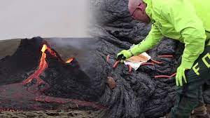 Magma is generated by the internal heat of the planet or moon and it is erupted as. Forscher Braten Lava Hotdogs Uber Vulkan Videos Von The Weather Channel Weather Com