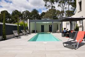 Preau Avec Puit De Lumiere Sur Bord De Piscine Preau Decoration Exterieur Piscine