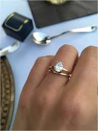 Simple And Elegant Engagement Ring That Perfect In Your Finger Https B Anillos De Boda Sencillos Anillos De Compromiso Elegantes Anillos De Compromiso Simple