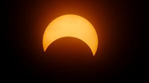 Donderdag vindt er hoog in het noorden een ringvormige zonsverduistering plaats. 6cuyv1 Ccivcmm