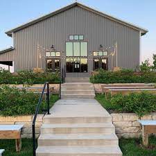 Ashton Hill Farm Modern Farmhouse Wedding Venue In Cedar Rapids Iowa Farmhouse Wedding Venue Farmhouse Wedding Modern Farmhouse