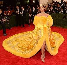 Galamet Sin Duda Dos De Los Looks Que Mas Revuelo Causaron Fueron Los De Rihanna Y Sarah Jessica Parker Vestido De Rihanna Moda Estilo Moda De Alfombra Roja