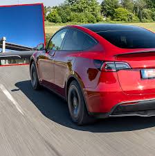 Tesla unveiled it in march 2019, started production at its fremont plant in january 2020 and started deliveries on. Tesla Model Y Flog In Den Usa Offenbar Das Dach Weg Autobild De