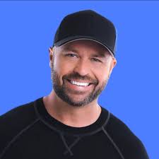 Brb taking a selfie with @thomasrhettakins at CMA Fest ✨