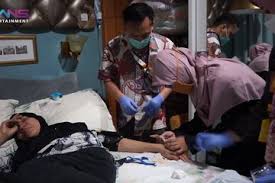 Sup telur semut putih, laos. Kemarin Heboh Minta Dijadikan Supir Kini Dorce Gamalama Jatuh Sakit Karena Mengaku Diberi Makan Tak Biasa Oleh Raffi Ahmad Gila Ya Semua Halaman Nakita