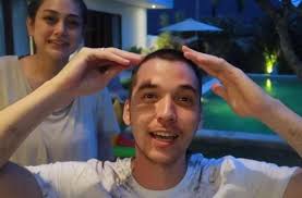 Ia memadukan dengan celana dan sepatu warna senada. 5 Komentar Pujian Netizen Lihat Stefan William Potong Rambut Nyaris Botak