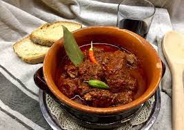 Allora fate i pezzetti di cavallo come li descritti prima, ma abbiate cura di far concentrare la salsa nell'ultima mezz'ora di cottura tenendo scoperchiata la pignata. Ricetta Pezzetti Di Cavallo Ricetta Tipica Salentina Di Marcella Sweetly Elvie Cookpad