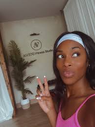 Sorry I couldn't fit under your tree🎁🖤