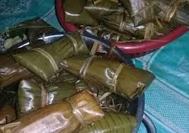 Tum dibuat dengan daun pisang persegi yang kedua ujungnya dilipat ke atas dan disemat lidi. Resep Lontong Go Green Sehat Dan Kenyal Tanpa Bahan Kimia Oleh Sity Solihat F5 Kitchen Cookpad