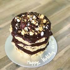 Eine Torte Auf Sechs Schichte Mit Verzierung Von Kinderriegel Stucke Kuchen Mit Kinderriegel Kinderriegel Torte Kinder Riegel Leckere Torten