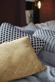 Une Tete De Lit Graphique Et Lumineuse Tete De Lit Tete De Lit Bois Idees Pour La Maison