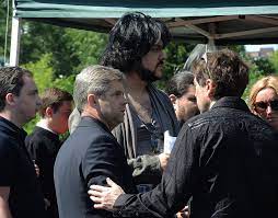«упал прямо возле гроба» новости viva новости шоу бизнеса. Kak Horonili Zhannu Friske Kirkorov Na Porshe Podehal K Mogile Mk