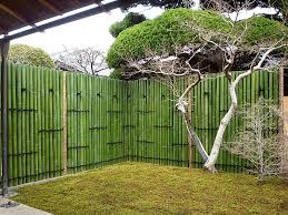Meskipun sudah ada sejak dulu, penggunaan pagar bambu masih sangat populer hingga kini. 14 Model Pagar Bambu Ideas Bamboo Fence Fence Design Bamboo Garden
