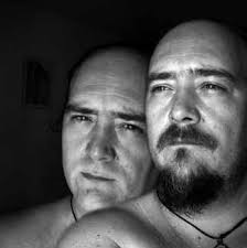 ausente, caviloso, embebido, absorto, embobado, enajenado, enfrascado,  ensimismado, meditabundo, pensativo, cortometrajista.