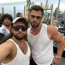 Chris Hemsworth Brasil على X: "📸 Chris Hemsworth e o maquiador Matteo  Silvi na festa de Aaron Grist em fevereiro. https://t.co/hUiYW8X6Bv"