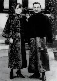 宋靄齡與孔祥熙新婚之夜，一伙兒人來鬧洞房，有人一把扯下她的腰帶，還有人往她身上摸，宋靄齡「刷」地站起來，舉起手槍，正對那人腦門！