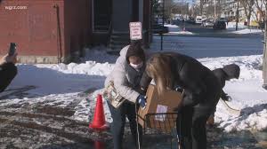 Good plans and good deals wegmans : Feedmore Wny Wegmans Distribute Food Boxes To Those In Need This Holiday Season 13newsnow Com