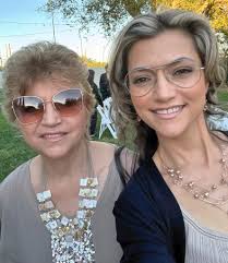 What's the FIRST thing that comes to mind when you think of your Mom💕