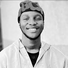 MAXWELL WAMBURI AUKIMBIA UWANAUME AJITANGAZA KUWA YEYE NI SHOGA. Katika  hali ya kushangaza, Mwanamitindo na mwanamitandao maarufu kutoka nchini Kenya,  Maxwell Wamburi hivi karibuni amezua gumzo baada ya kutangaza kujivua  uwanaume na