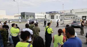 Alcuni presenti hanno raccontato che il tir ha sorpassato la fila dei camion fermi dietro i. 8km34n9obvfwnm