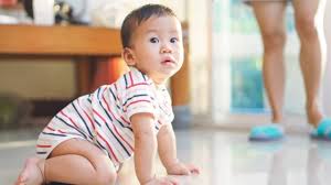 Tapi usia berapa bayi boleh makan. Mana Yang Benar Bayi Merangkak Atau Duduk Dulu Kumparan Com