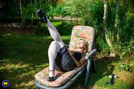 MILF Wanilianna plays with her shaved pussy in the garden -  MatureKingdom.com