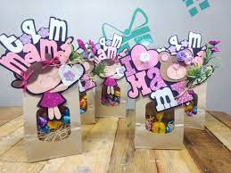Los regalos personalizados pueden resultar muy divertidos, dado que te permiten usar tu creatividad y expresar tus sentimientos de una forma poco. Pin De Clau Lopez En Detalles Para Mama Gaby Delgado Hacer Cajas De Regalo Manualidades Cajas De Regalo Decoradas