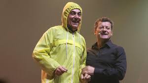 Des invités venus pour faire la promotion de leur dernier spectacle, mais qui se sont principalement distingués par une remarque qualifiée d'homophobe par de nombreux internautes. Les Chevaliers Du Fiel Quittent France Bleu Pour Rire Chansons