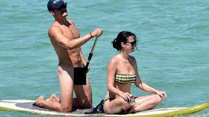 Orlando Bloom's NAKED D*CK Vacation Pics | What's Trending Now - YouTube