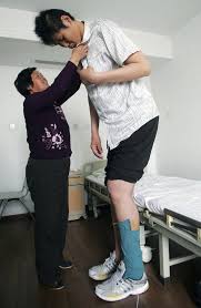 Tallest People In The World Zhao Liang Who Maybe The World S Tallest Man With His Mother Tall People Tall Guys Giant People