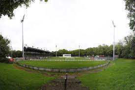 Durch weitere modernisierungsmaßnahmen auf der gegengerade schrumpfte die kapazität weiter und umfasste nun nur noch etwa 12.000 plätze. Unter Kleineren Auflagen Fc Viktoria Koln Erhalt Lizenz Fur Dritte Liga Kolnische Rundschau