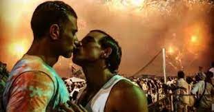 اليوم، أصبح عمر الشريف المتحدث الوطني باسم جمعية glaad التي ترمي إلى تحسين صورة المثليين. Ù‚ØµØ© Ø¨ÙˆØ³Ø© Ø­ÙÙŠØ¯ Ø¹Ù…Ø± Ø§Ù„Ø´Ø±ÙŠÙ Ù„ØµØ¯ÙŠÙ‚Ù‡ Ù„ÙŠÙ„Ø© Ø±Ø£Ø³ Ø§Ù„Ø³Ù†Ø© Ø§Ù„ÙŠÙˆÙ… Ø§Ù„Ø³Ø§Ø¨Ø¹