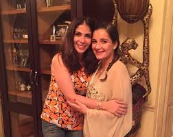 ظهرت لي لي الابنة الكبرى للنجمين أحمد حلمي ومنى زكي لأول مرة في لقاء تلفزيوني للحديث عن مشروعها الفني الجديد، وقالت لي لي ان مشروعها هو منتجات ملابس وحقائب مزينة برسومات تقوم برسمها بنفسها، وأكدت أنها ورثت الموهبة عن والدها. Ø¨Ø§Ù„ØµÙˆØ± Ø³Ù„ÙŠÙ… Ø§Ø¨Ù† Ù…Ù†Ù‰ Ø²ÙƒÙ‰ ÙˆØ£Ø­Ù…Ø¯ Ø­Ù„Ù…Ù‰ ÙŠÙ„Ø¹Ø¨ Ù…Ø¹ Ø£ÙˆÙ„Ø§Ø¯ Ø£ØµØ§Ù„Ø© Ø§Ù„Ù…ÙˆÙ‚Ø¹ Ù†ÙŠÙˆØ²