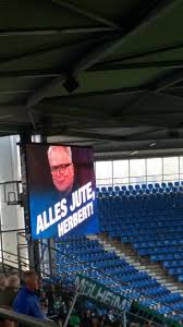 Herbert grönemeyer singt live bochum am 14.04.2019. Herbert Gronemeyer Der Glucksbringer Des Vfl Bochum Lokales Aus Bochum Wahnsinn Emotionaler Auftritt Im Bochumer Vonovia Stadion Bochum