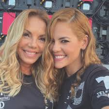 Familia!Un día como hoy hace 3 años llegué a Telemundo y a la familia de  Día a Día.Definitivamente una de las decisiones más bonitas que he tomado  en mi carrera, trabajando en